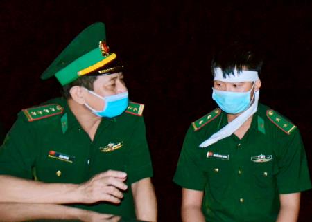 Nghẹn ngào tiễn biệt cha từ nơi biên cương xa xôi