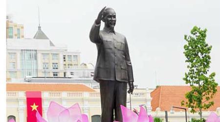 "Miền Nam mong Bác nỗi mong cha..."