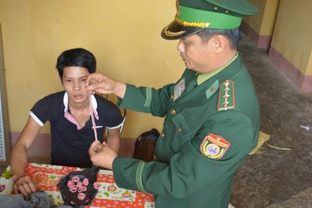 Đồn BP CKQT Lao Bảo bắt đối tượng vận chuyển ma túy và pháo qua biên giới