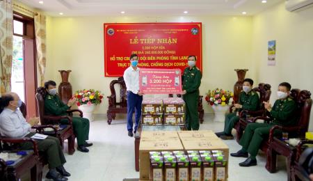 Trao tặng 3.200 hộp sữa cho cán bộ, chiến sĩ BĐBP Lạng Sơn chống dịch trên biên giới