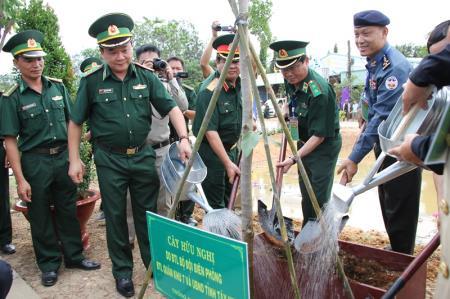Thắm đượm nghĩa tình biên giới Việt Nam - Campuchia