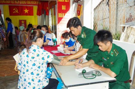 Sóc Trăng: BĐBP và Sở Y tế khám bệnh, cấp thuốc miễn phí cho 500 người nghèo