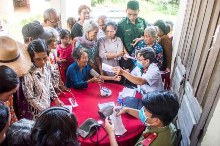 Khám bệnh, cấp thuốc và tặng quà cho người dân hai bên biên giới Việt Nam - Campuchia
