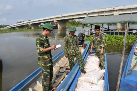 Thu giữ gần 2 tấn đường cát nhập lậu qua biên giới