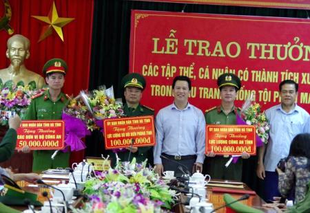 Hà Tĩnh: Trao thưởng cho các đơn vị phá đường dây ma túy lớn