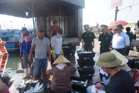 Chia sẻ khó khăn với ngư dân Quảng Bình sau vụ cá chết hàng loạt