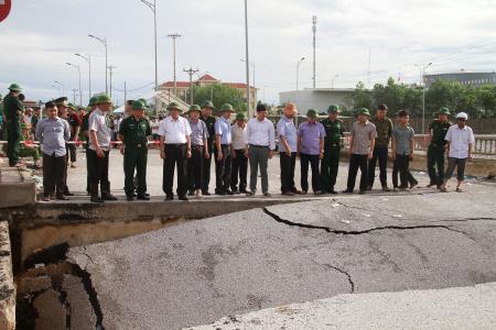 Khẩn trương khắc phục sự cố sạt lở đường 513 do bão số 2 gây ra
