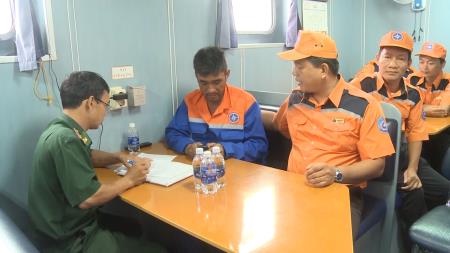 Tiếp nhận 17 ngư dân bị nạn ngoài khơi vùng biển Vũng Tàu