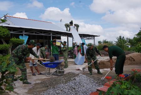 Xã nghèo biên giới biển về đích nông thôn mới