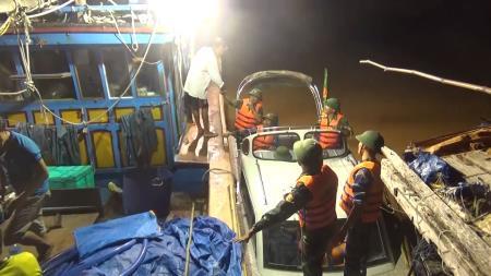 Dũng cảm "đạp" sóng, vượt lũ cứu dân