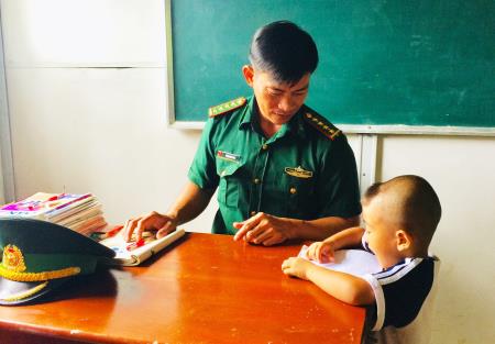 Người lính Biên phòng dành cả thanh xuân cho trẻ nhỏ