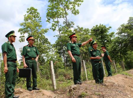 Thượng tướng Nguyễn Phương Nam kiểm tra tại Đồn BP Sê Rê Pốk