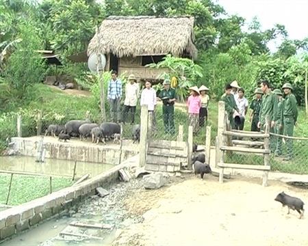 Bản Poọng vượt qua "bão" AIDS