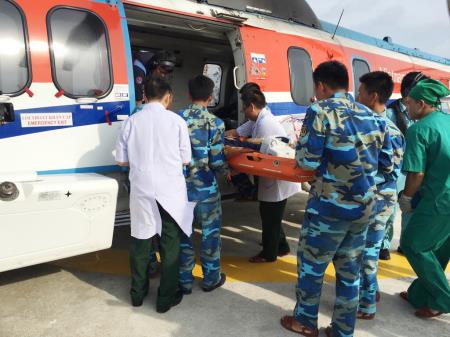 Trực thăng đưa hai ngư dân gặp nạn trên vùng biển Trường Sa vào đất liền cứu chữa