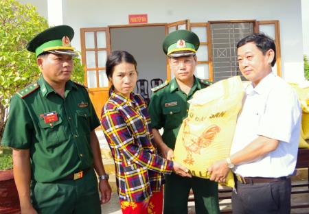 Đồn Biên phòng Sông Đốc trao tặng 1 tấn gạo cho hộ nghèo