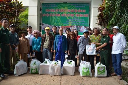 Đồn BP Tà Pét phối hợp khám bệnh, tặng quà nhân dân biên giới