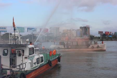Diễn tập cứu hộ tàu chìm, cháy trên sông Hàn