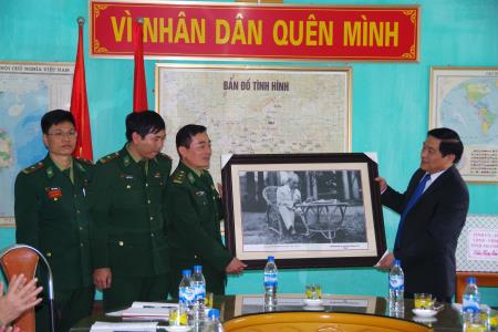 Chủ tịch Hội đồng Dân tộc của Quốc hội thăm, tặng quà quân và dân biên giới tỉnh Thanh Hóa