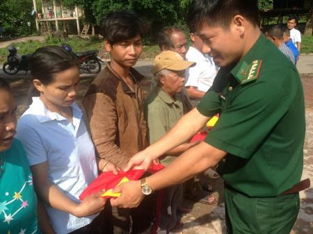 Tặng cờ Tổ quốc cho dân bản La Lay