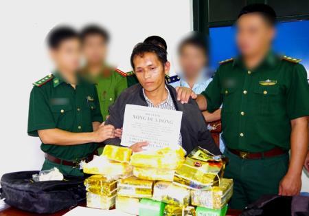 Bắt vụ vận chuyển 10 kg ma túy đá và 20.000 viên ma túy tổng hợp