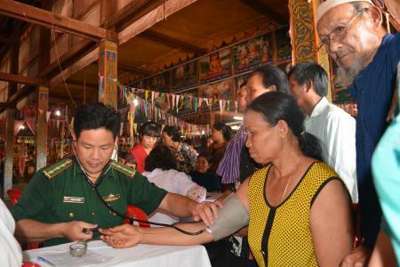 Khám bệnh, cấp phát thuốc miễn phí cho nhân dân Cam-pu-chia