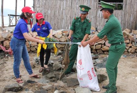 Đoàn Thanh niên BĐBP được tặng bằng khen trong thực hiện Chiến dịch “Hãy làm sạch biển”