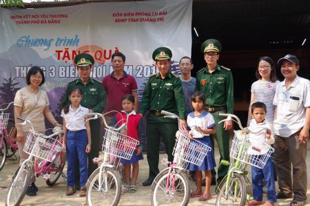 Tặng xe đạp và quà cho các em học sinh vùng cao Hướng Hóa