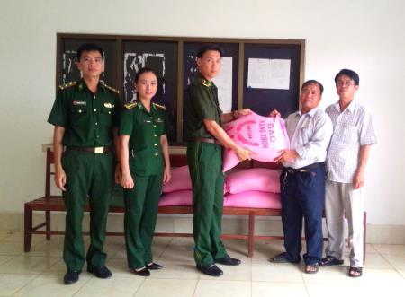 Đồn BP CKQT La Lay hỗ trợ nhân dân bản La Lay A Sói (Lào) bị hỏa hoạn