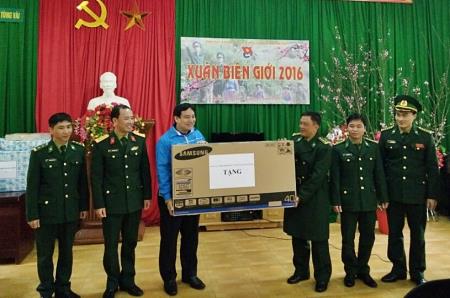 Trung ương Đoàn TNCS Hồ Chí Minh tặng quà quân và dân huyện Quản Bạ, Hà Giang