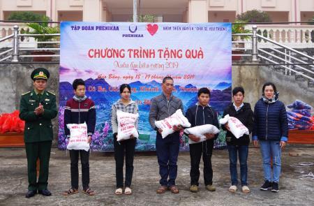 Tặng quà “Xuân ấm biên cương" trên địa bàn biên giới tỉnh Cao Bằng