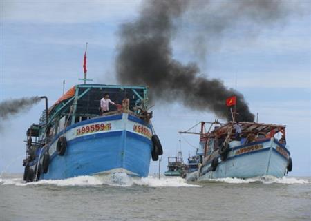Cứu hộ tàu kéo và xà lan trôi dạt trên biển Bạc Liêu