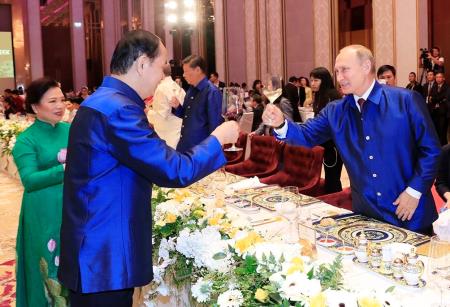 Tiệc chiêu đãi các nhà lãnh đạo APEC và phu nhân
