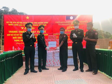 Tặng quà, chúc Tết cổ truyền lực lượng vũ trang tỉnh Khăm Muộn