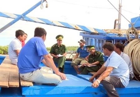 Giúp ngư dân vững tin vươn khơi bám biển