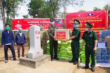 Trao tặng thiết bị y tế và nhu yếu phẩm cho lực lượng chức năng và nhân dân Lào
