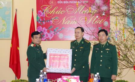 Thượng tướng Lê Chiêm kiểm tra, chúc tết BĐBP Thanh Hóa
