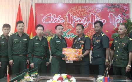 Tiểu khu Quân sự Mondulkiri thăm, chúc tết BĐBP Đắk Lắk