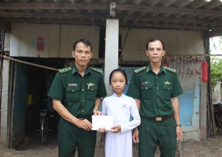 Tiếp thêm động lực cho học sinh nghèo vượt khó