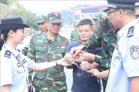Bàn giao 4 đối tượng truy nã đặc biệt cho Công an Trung Quốc