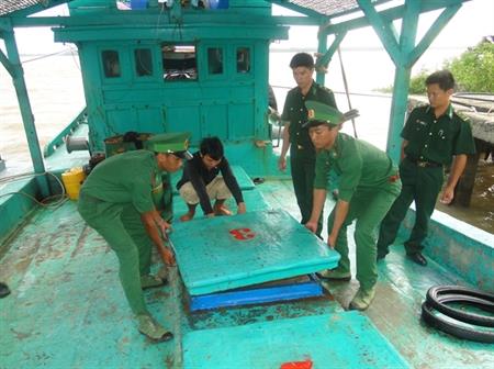 Bắt giữ tàu vận chuyển gần 40.000 lít dầu không rõ nguồn gốc