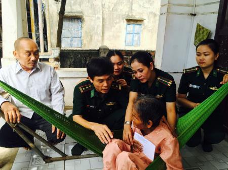 Thăm, tặng quà Mẹ Việt Nam anh hùng nhân dịp Quốc khánh