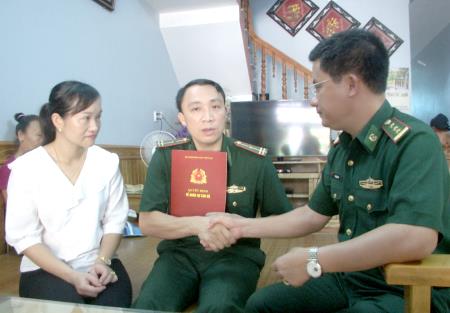 Thăng quân hàm trước niên hạn cho hai cán bộ có thành tích xuất sắc trong đấu tranh chống tội phạm ma túy
