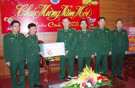Trung tướng Lê Hiền Vân kiểm tra, chúc tết BĐBP Thanh Hóa