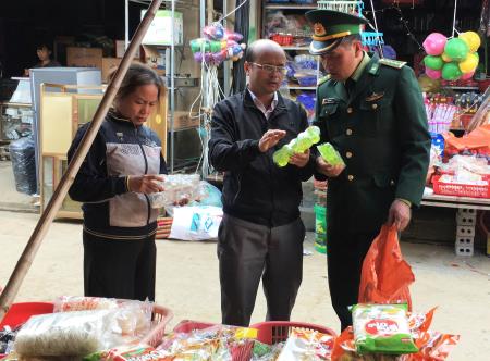 Tiêu hủy 200 kg bánh kẹo, nước ngọt vi phạm vệ sinh an toàn thực phẩm