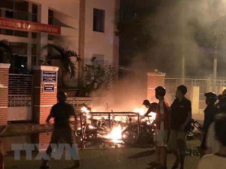 Giải tán các đối tượng quá khích tụ tập gây rối tại Bình Thuận