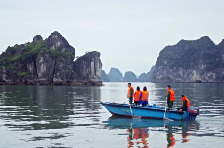 Chung tay giữ màu xanh của biển