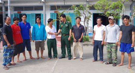 Đồn BP Hòn Chuối tiếp nhận 9 ngư dân gặp nạn trên biển Cà Mau