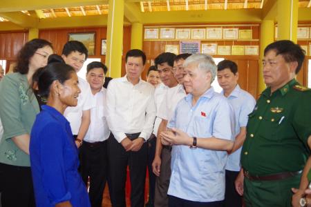 Thăm, tặng quà quân và dân xã biên giới Môn Sơn