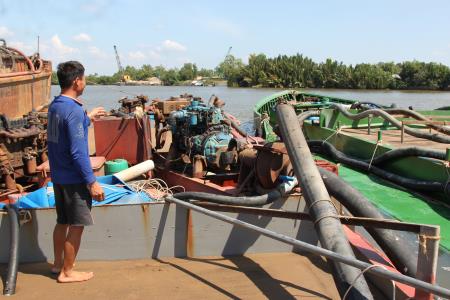 Tạm giữ 2 sà lan vận chuyển cát trái phép