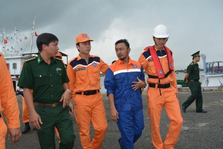 Tiếp nhận thuyền viên Malaysia bị nạn trên biển